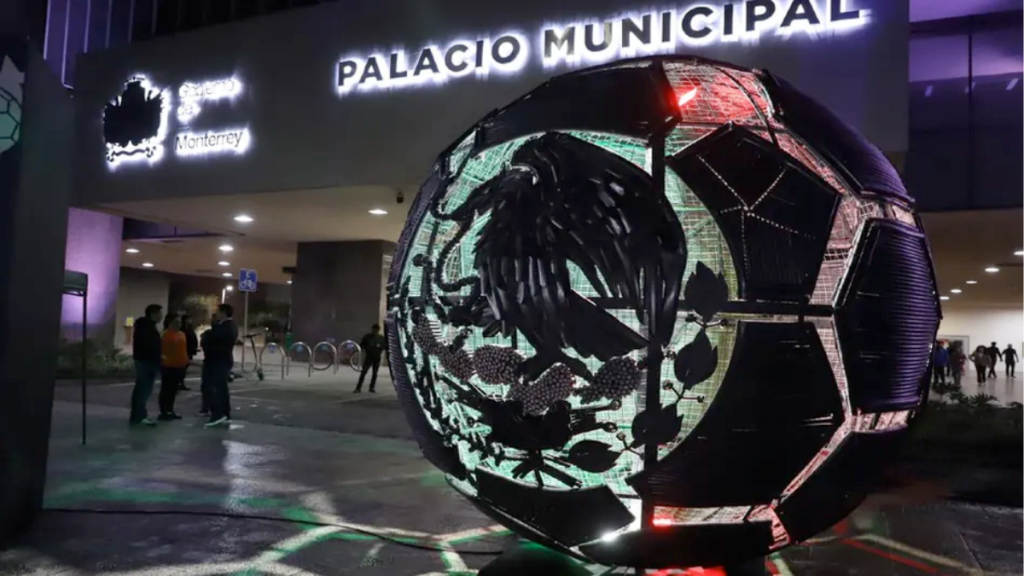 balón-gigante-Mundial-2026-Plaza-Zaragoza-escultura-reciclada