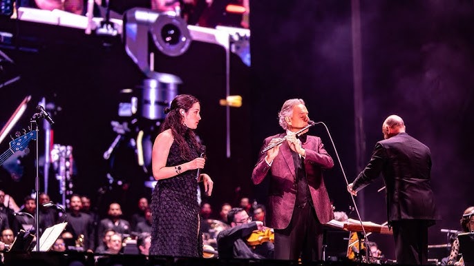 Andrea Bocelli presenta a Ximena Sariñana.