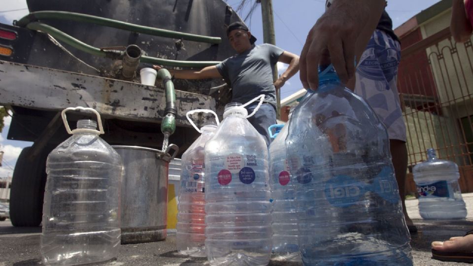 botellas de plastico sin agua a referencia de la cantidad de municipios en sequía de nuevo león