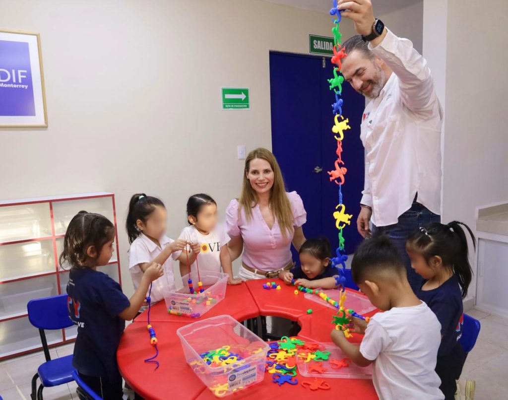 Gaby Oyervides y Adrián de la Garza junto con niños del DIF Monterrey para los nuevos centros de desarrollo