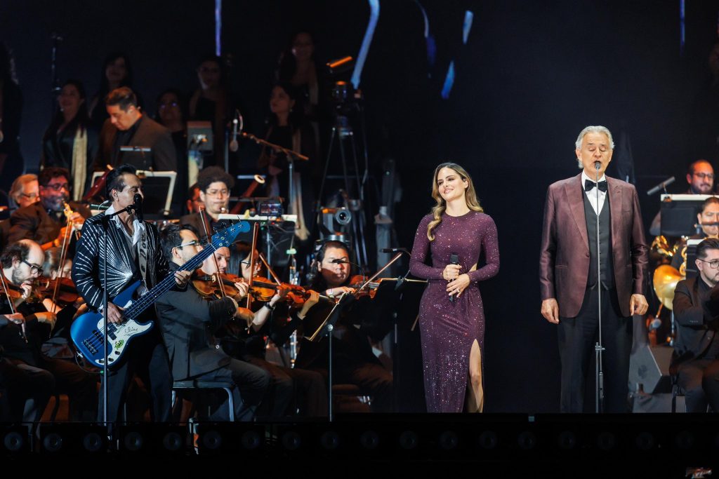 Andrea Bocelli con Ximena Sariñana y los Ángeles Azules en Concierto clásico más grande de México