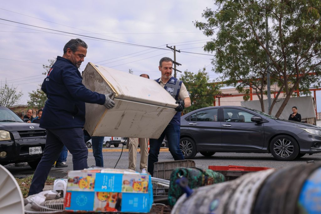 - El OBSERVADOR autoridades en el operativo en colonia del maestro