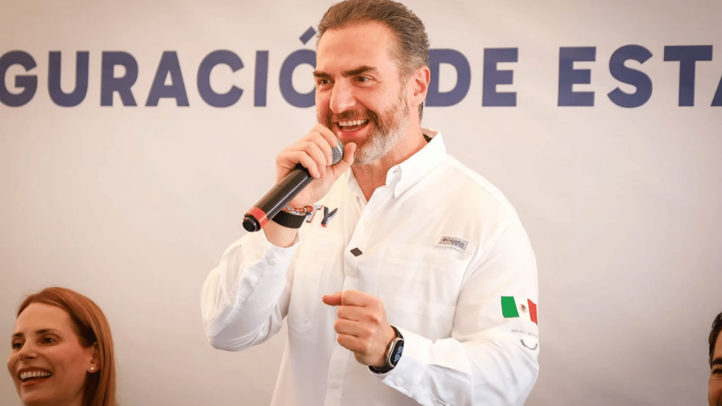 Adrián de la Garza durante la remodelación de guardería del DIF en zona norte