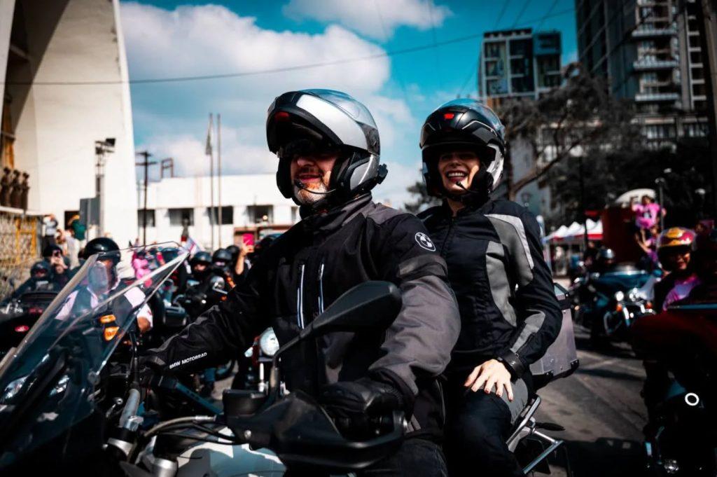 durante la entrevista con el alcalde de Monterrey revela como gusta pasar su tiempo libre con su esposa en la moto