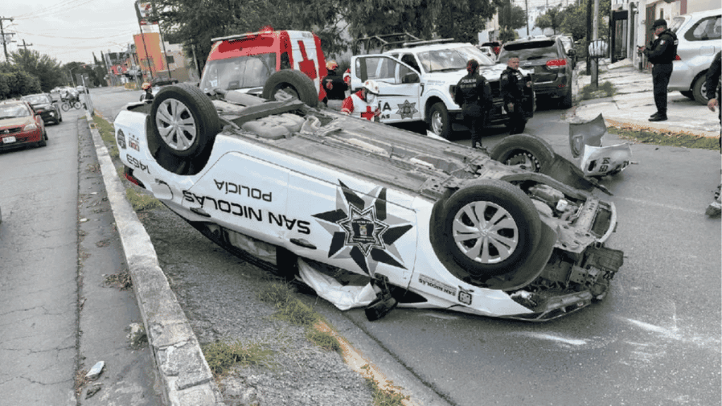 Vuelca patrulla y provoca cierre de avenida Cordillera de los Andes