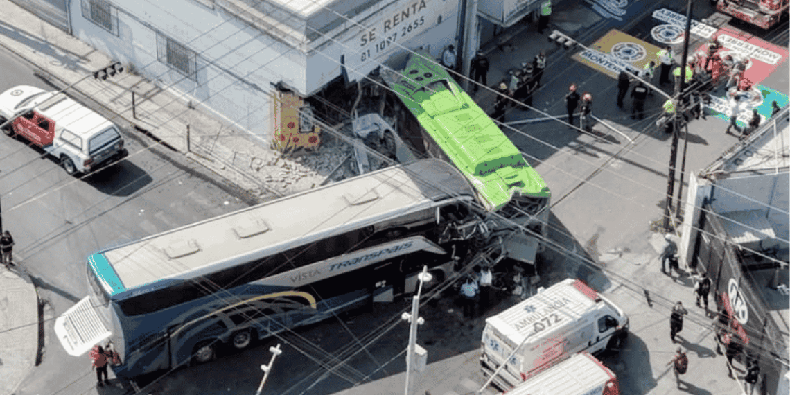 autobus sin frenos provoca fuerte accidente de transpais