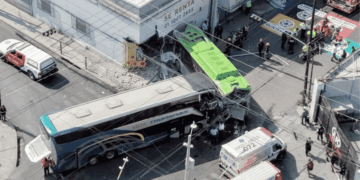 autobus sin frenos provoca fuerte accidente de transpais