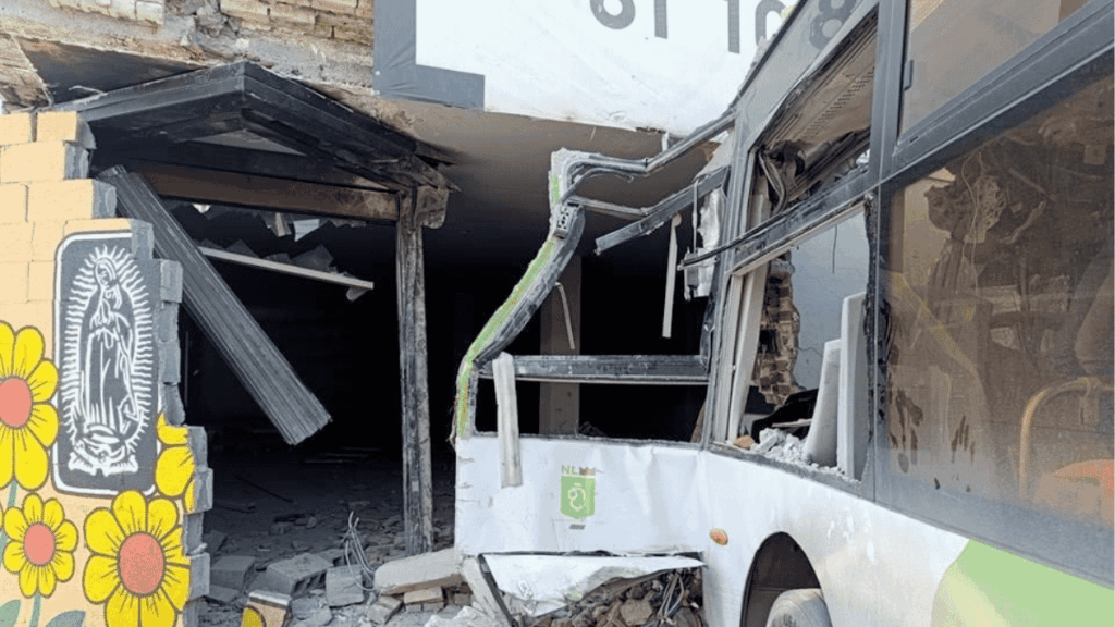 accidentes-en-monterrey - El OBSERVADOR Camión desbocado deja lesionados