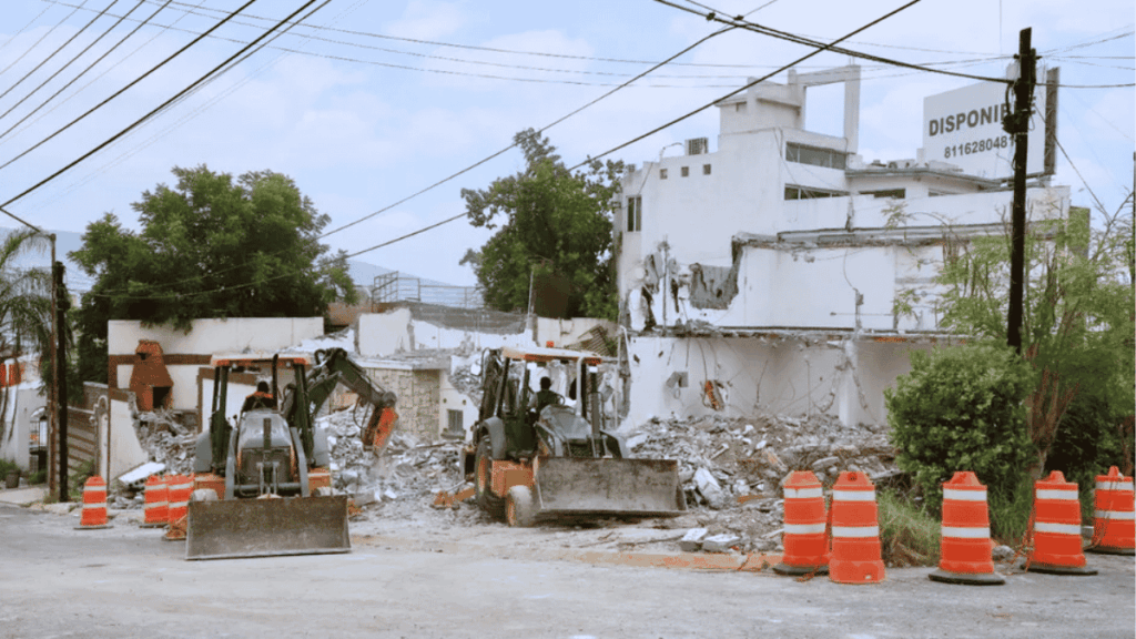 demolición en Paseo de los Leones por el pelgro de las Casas en la Colonia Llave de Oro en Monterrey