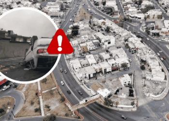 proyecto vial de la av leones - El OBSERVADOR Aerial view of a curved road with a white car crashed into a wall, shown in a circular inset with a red warning icon overlaying the scene.