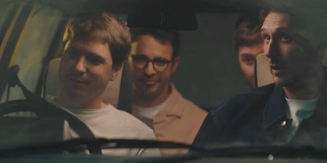 Cuatro personas dentro de un auto viendo hacia el mismo punto de la serie "The Inbetweeners 3 en Netflix"