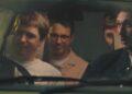 Cuatro personas dentro de un auto viendo hacia el mismo punto de la serie "The Inbetweeners 3 en Netflix"