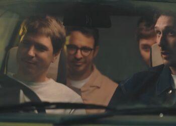 Cuatro personas dentro de un auto viendo hacia el mismo punto de la serie "The Inbetweeners 3 en Netflix"